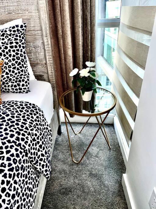 Stunning Condo Wit Amazing View 5Mins From Cntower トロント エクステリア 写真
